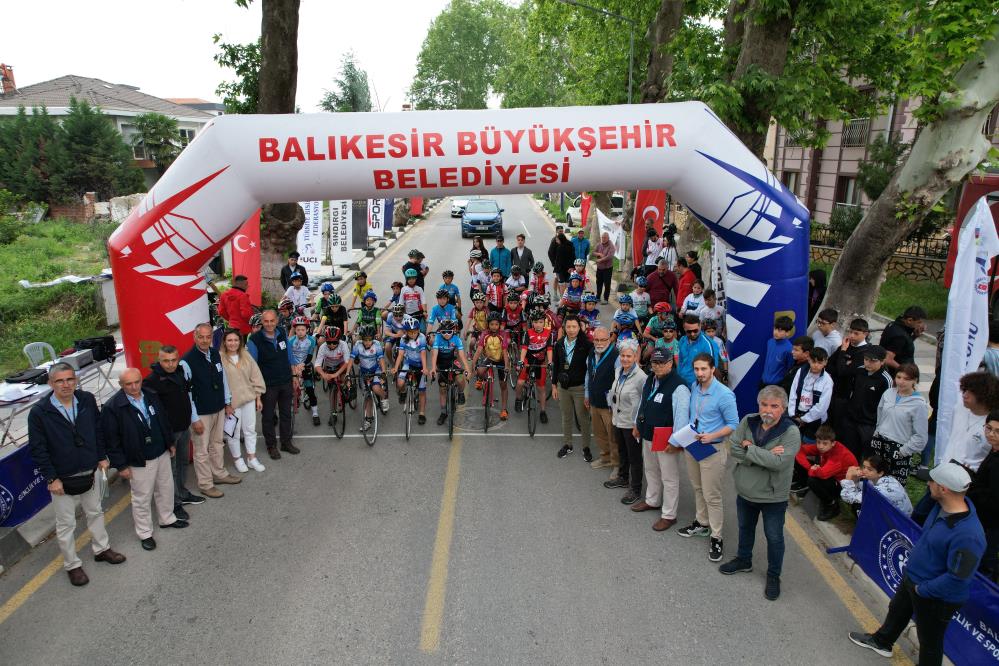 Türkiye’nin en geniş katılımlı bisiklet yarışmalarından biri Balıkesir’in Sındırgı ilçesinde