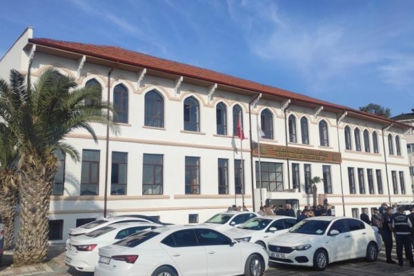 TARİHİ OKUL BİNASI ARTIK HİZMET BİNASI OLDU