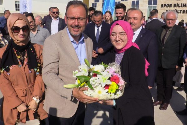 BAKAN KASAPOĞLU BANÜ SPOR FAKÜLTESİNİ ZİYARET ETTİ