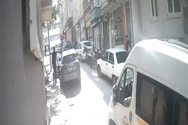 86 YAŞINDAKİ ADAMI SOKAK ORTASINDA DARP ETTİLER