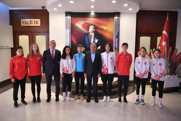 ŞAMPİYONLARA VALİ ŞILDAK’TAN BAŞARI ÖDÜLÜ