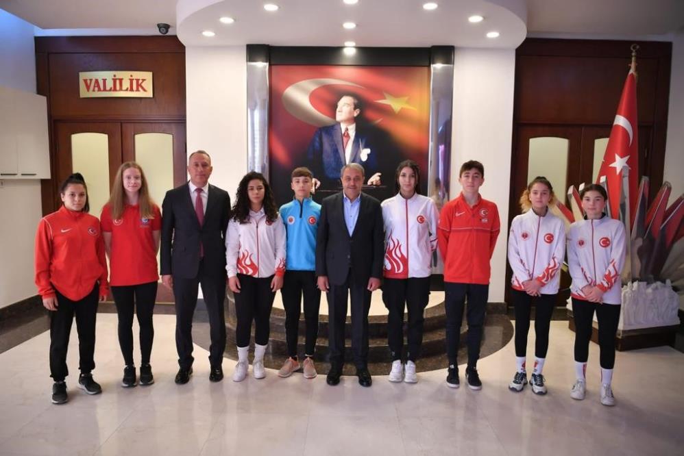 ŞAMPİYONLARA VALİ ŞILDAK’TAN BAŞARI ÖDÜLÜ