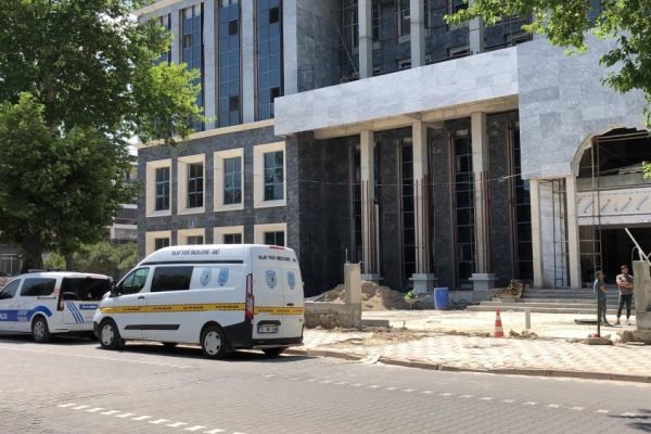İNŞAATTAN DÜŞEN İŞÇİ YARALANDI