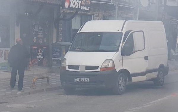 CADDEYİ DUMANA BOĞAN MİNİBÜS PANİK YARATTI