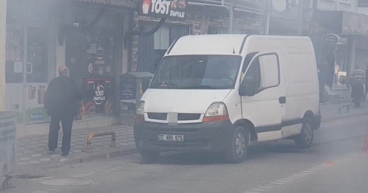 Balıkesir’in Edremit ilçesinde seyir halindeki minibüsün caddeyi duman altında bırakması