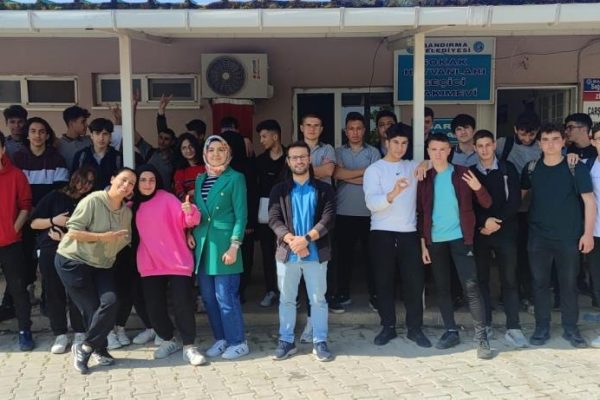 HARÇLIKLARINI BİRİKTİRİP SOKAK HAYVANLARINA MAMA ALDILAR