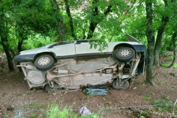 OTOMOBİL ŞARAMPOLE UÇTU 3 KİŞİ YARALANDI
