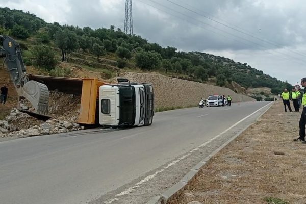 HARFİYAT KAMYONU SU KANALINA DÜŞTÜ