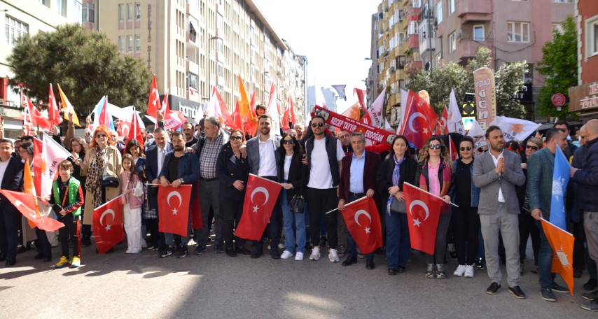  Seçimlere 1 gün kala Ak Parti düzenlediği yürüyüş ile