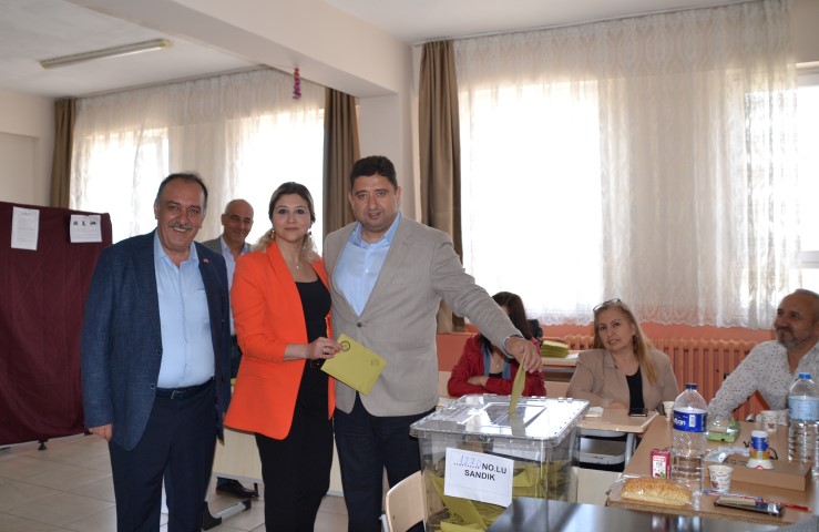 Milliyetçi Hareket Partisi Balıkesir Milletvekili adayı Harun Algül, oyunu eşi