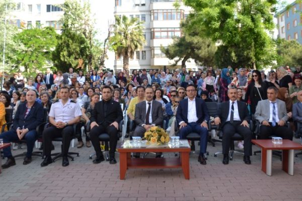 HALK EĞİTİM MERKEZİNDE KURSİYERLER DİPLOMALARINI ALDILAR