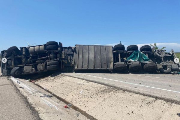DEVRİLEN TIR YOLU TRAFİĞE KAPATTI : 1 YARALI VAR