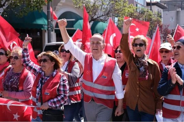 PANÇ EMEKÇİLERLE KOL KOLA YÜRÜDÜ