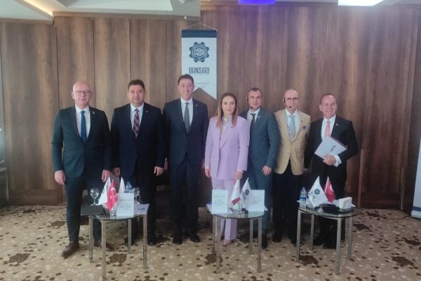 İŞ DÜNYASI ADAYLARI DİNLEDİ