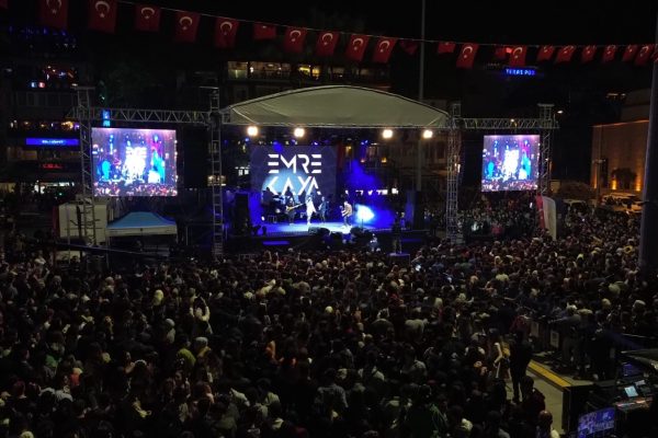 BÜYÜKŞEHİR KONSERLERİ GENÇLERİ COŞTURDU
