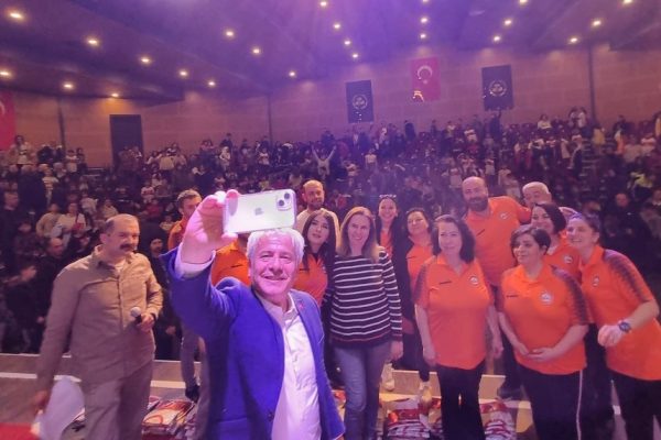 BAŞKAN GÜNEY KURSİYERLERE FORMA DAĞITTI