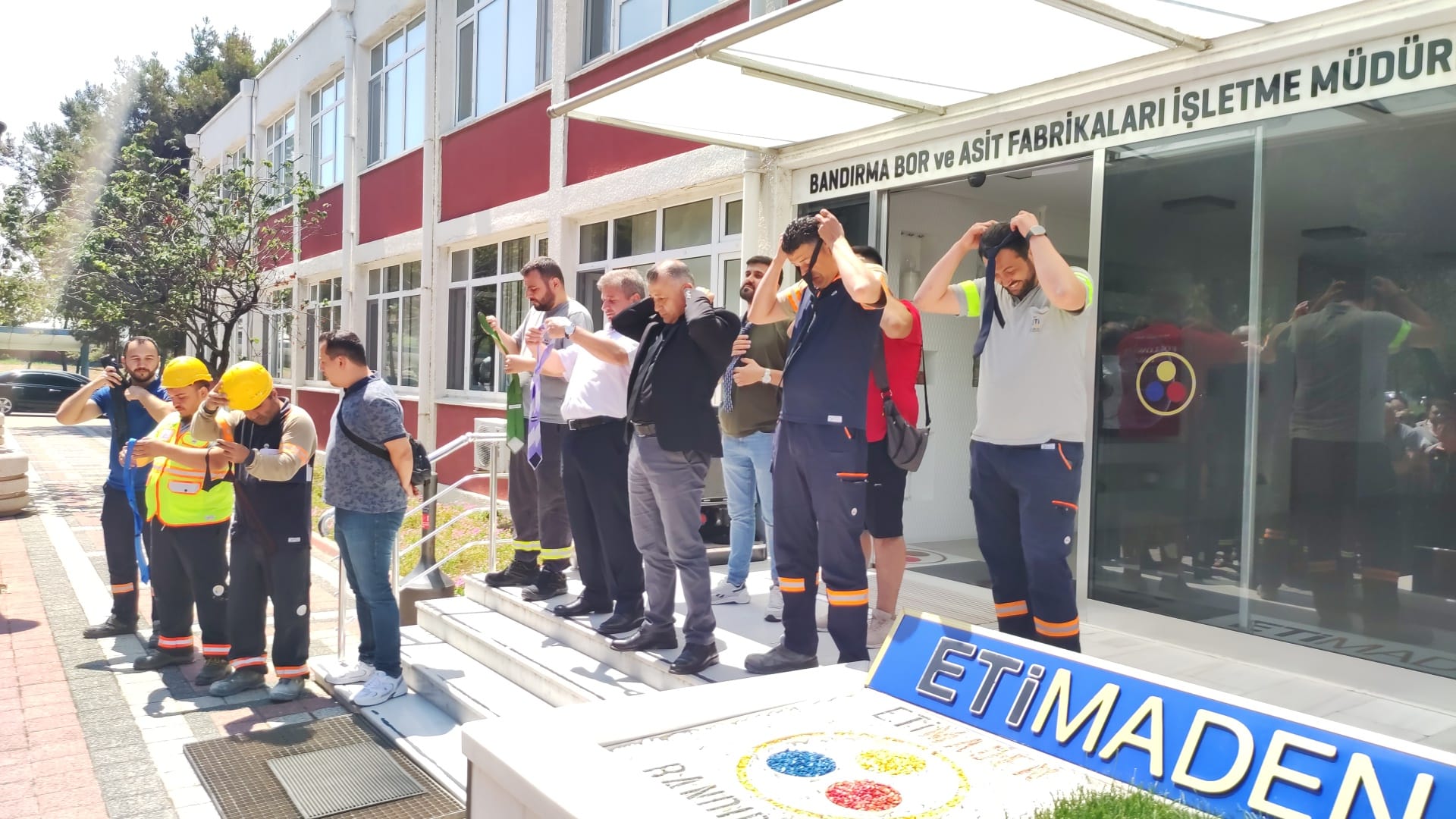 Eti Maden çalışanları işyerinde yapılan ayrımcılığa son verilmesi için kravatlarını