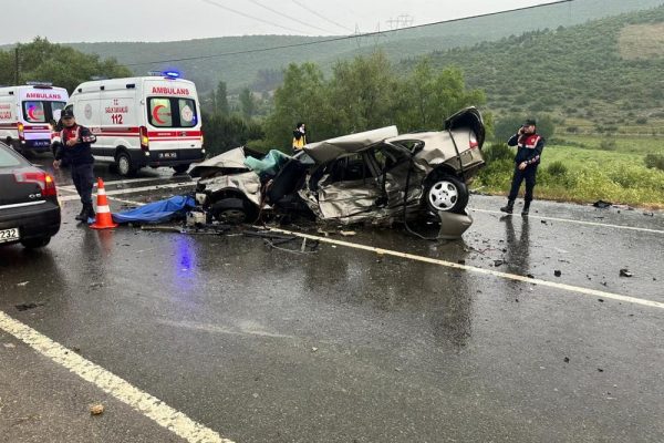 TRAFİK KAZASINDA 1 KİŞİ ÖLDÜ 3 KİŞİ YARALANDI
