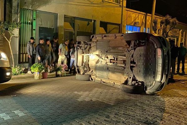 PARK HALİNDEKİ KAMYONETE ÇARPAN OTOMOBİLDE 2 KİŞİ YARALANDI