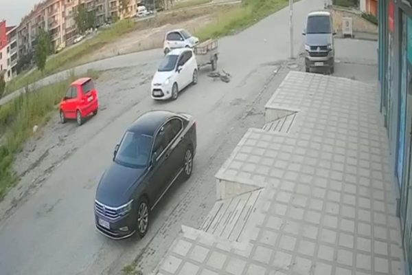BİSİKLET SÜRÜCÜSÜ ÇARPTIĞI ARABANIN RÖMORKUNA DÜŞTÜ