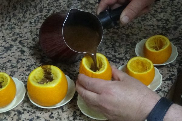TÜRK KAHVESİNİ PORTAKALIN İÇİNDE SUNDU, KAPISINDAN KUYRUK EKSİK OLMUYOR