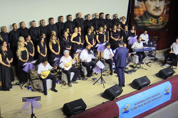 DEPREM BÖLGESİNDEKİ KIZ ÇOCUKLARI İÇİN KONSER