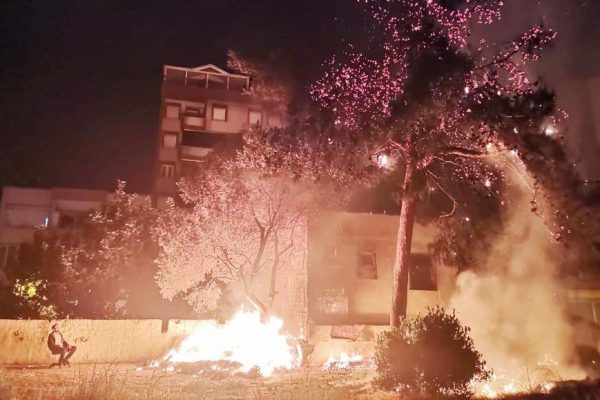 BANDIRMA’DA MALLARI YANAN VATANDAŞ OTURUP YANGINI İZLEDİ