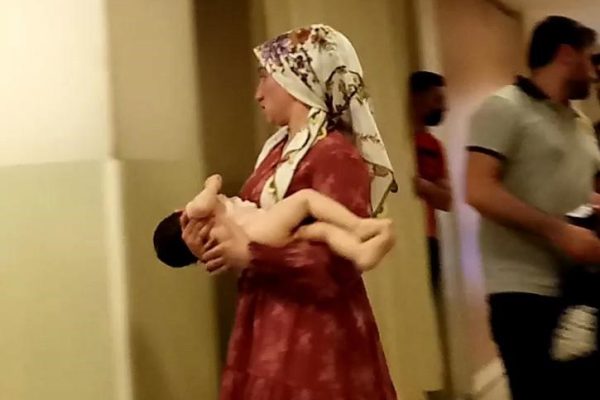 ÜZERİNE SICAK KAKAO DÖKÜLEN BEBEK YARALANDI