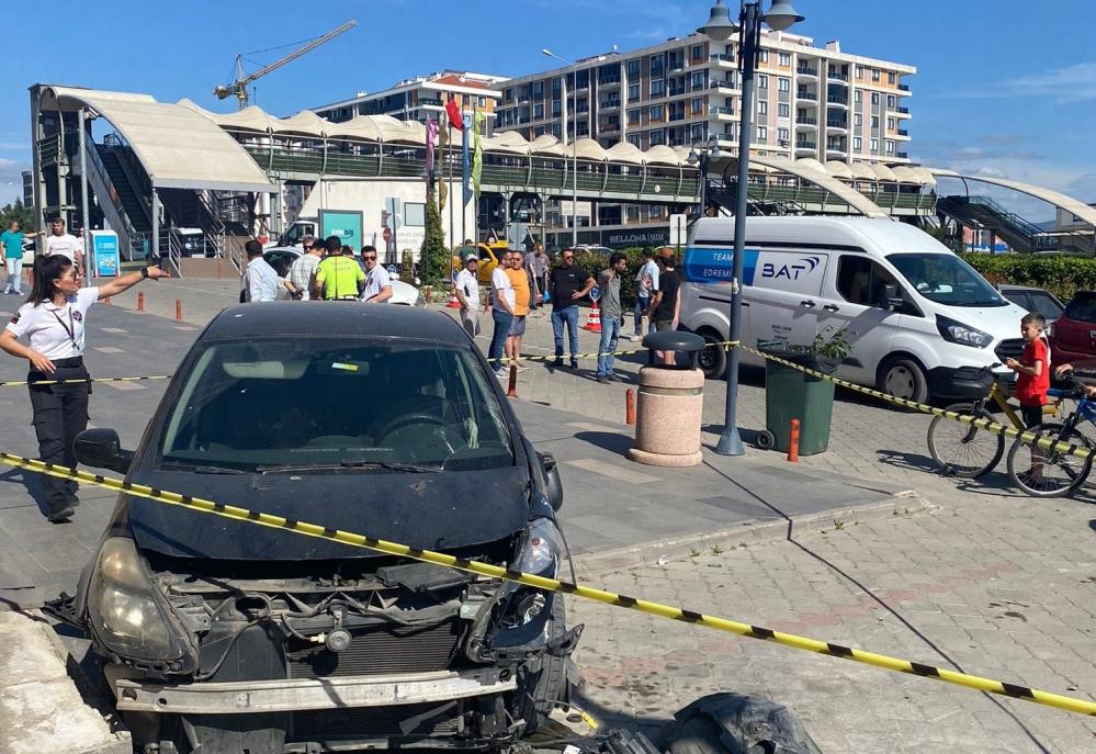 Balıkesir’in Edremit ilçesinde 3 aracın karıştığı zincirleme kazada 2 kişi