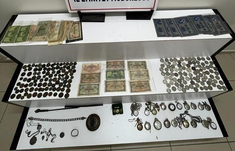 Balıkesir’in Edremit ilçesindeki gerçekleştirilen tarihi eser operasyonunda ele geçirilen malzemeler