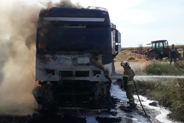 ARPA YÜKLÜ TIR YANDI