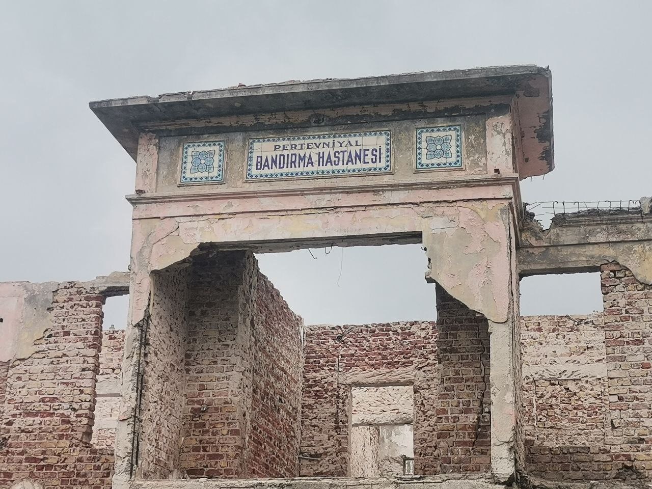 BANDIRMA’DA yaklaşık 100 sene önce kurulan Pertevniyal Hastanesi çürümeye terk