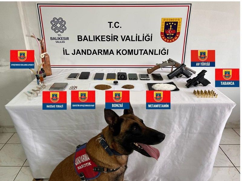 GÖNEN’DE UYUŞTURUCU OPERASYONU : 11 GÖZALTI Balıkesir’in Gönen ilçesinde düzenlenen uyuşturucu operasyonunda 11 kişi gözaltına alındı.
