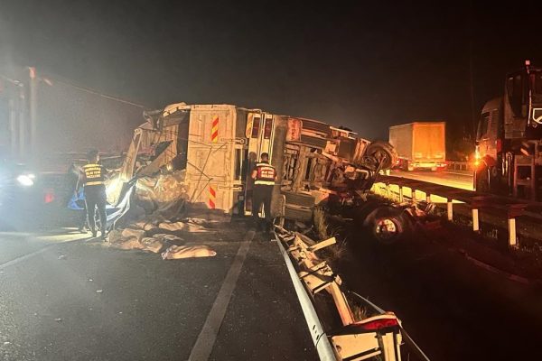 OTOMOBİL, YAN YATAN TIRDAN SAÇILAN YÜKE ÇARPTI : 1 ÖLÜ