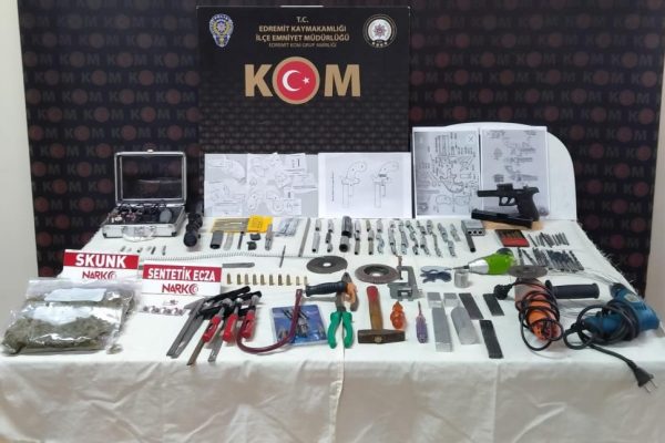 KUKLA OPERASYONUNDA 2 GÖZALTI