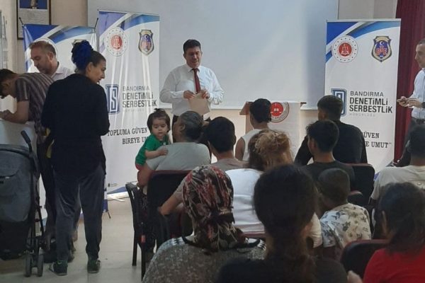 ÇOCUK YÜKÜMLÜLERE GİYSİ ÇEKİ HEDİYE EDİLDİ
