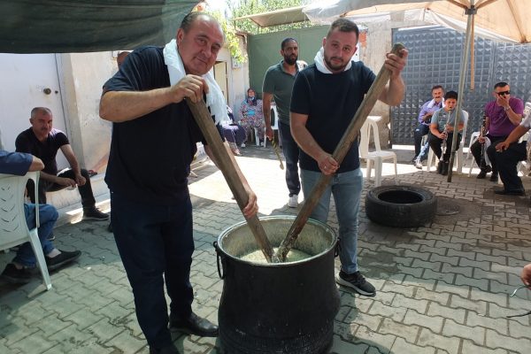 BU KEŞKEK DAVULLA KLARNETLE DÖVÜLÜYOR
