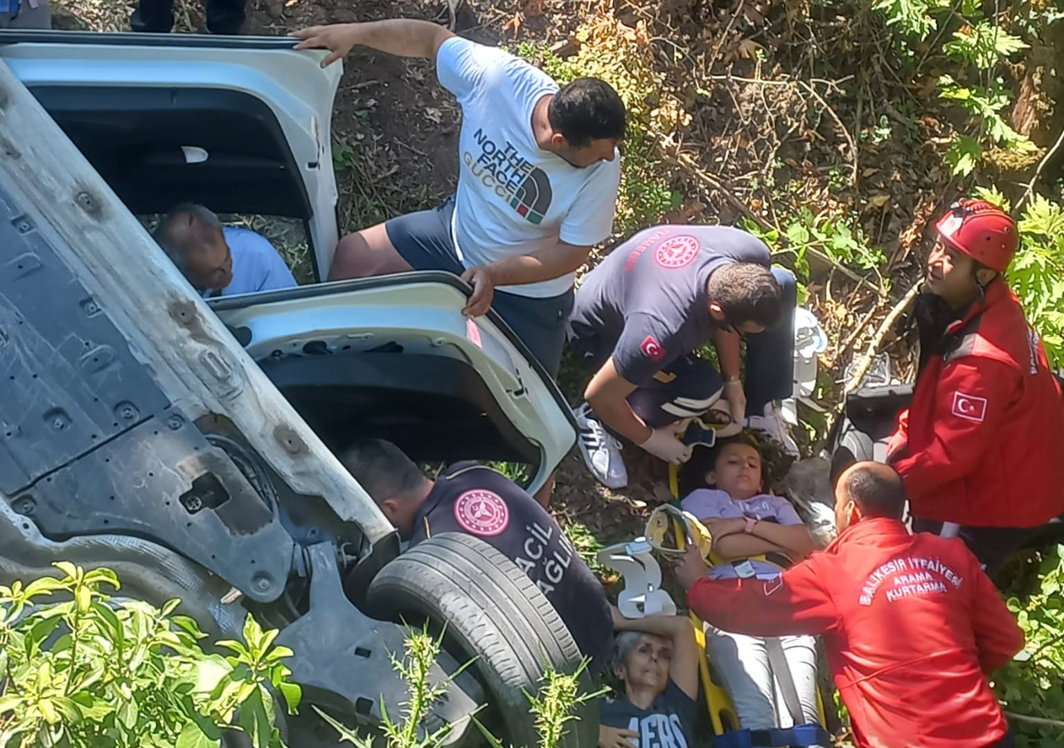 BU ARAÇTAN 6 KİŞİ SAĞ ÇIKTI! Balıkesir Balya’da meydana gelen trafik kazasında şarampole uçan otomobilden 6