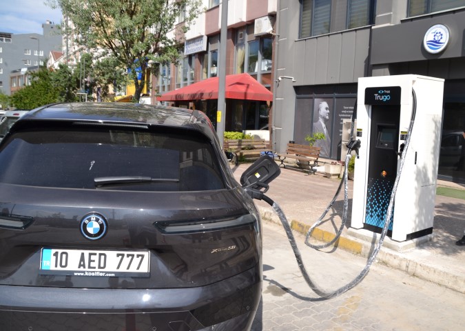   Elektrikli araç sayılarının artması dolayısıyla birçok noktada şarj üniteleri