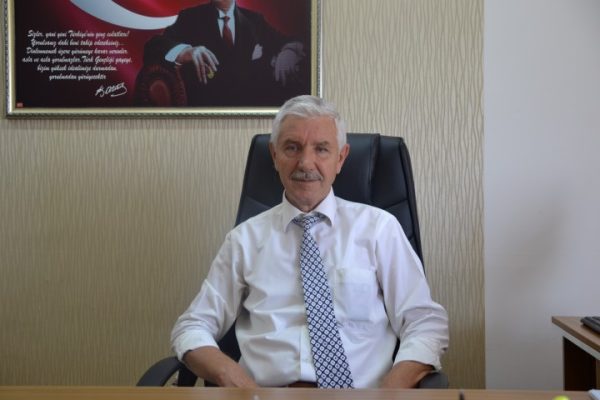 ÖĞRENCİLERE KARNELERİNİ DAĞITIP EMEKLİ OLDU