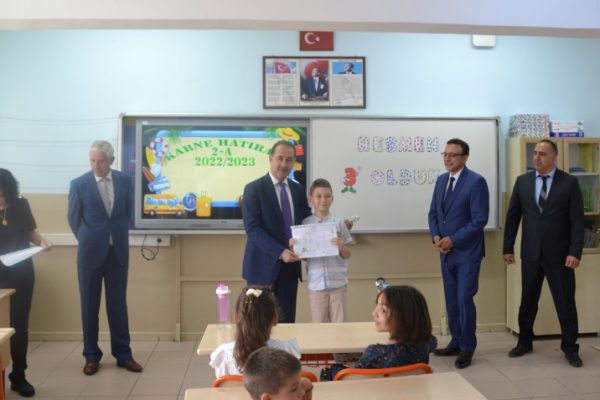 BANDIRMA’DA 25 BİN 500 ÖĞRENCİ KARNELERİNİ ALDILAR