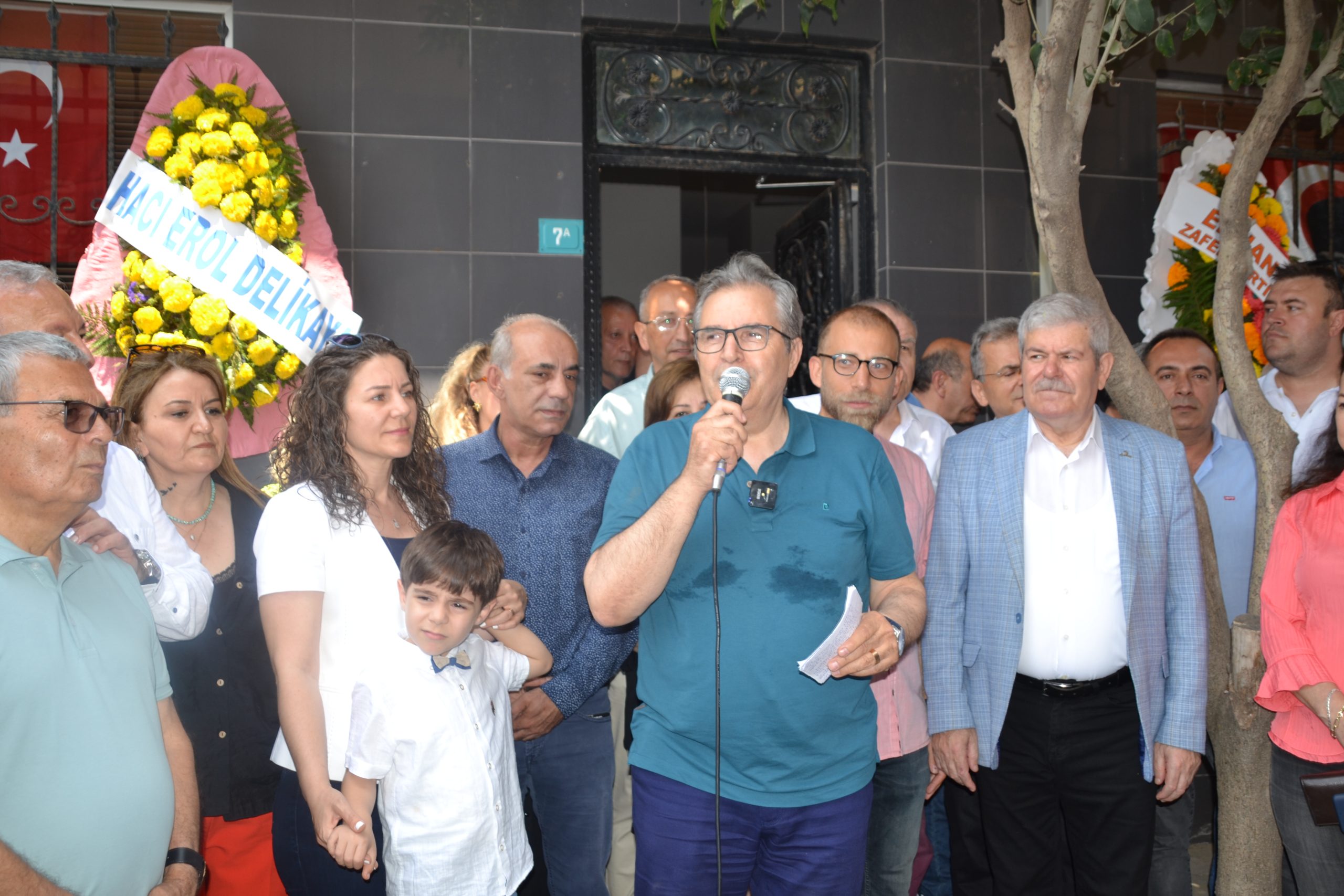 Geçmiş dönem Bandırma Belediye Başkanı olan Dursun Mirza çalışma ofisinin