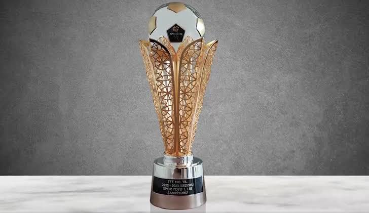 Bandırma Galatasaray Taraftarlar Derneği şampiyonluk kupasını Bandırma ve bölgedeki Galatasaray