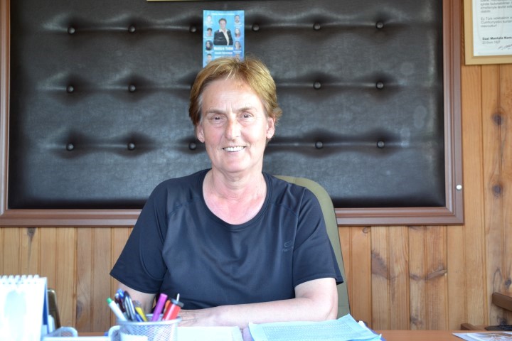   Levent Mahallesi Muhtarı Netice Yalın, mahalledeki otların her yeri