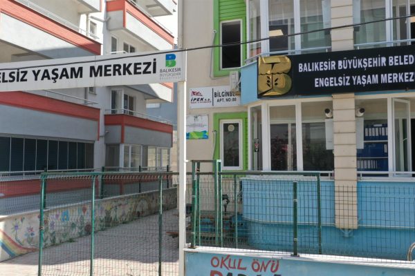 BÜYÜKŞEHİR BANDIRMA’DA ENGELLERİ AŞIYOR