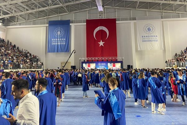 ÜNİVERSİTEDE MEZUNİYET COŞKUSU