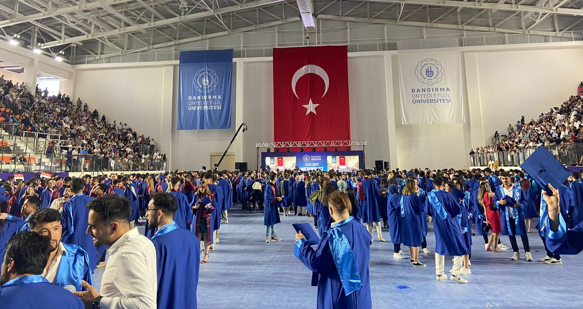 Bandırma Onyedi Eylül Üniversitesinde mezuniyet töreni gerçekleştirildi. Merkez kampüsü içindeki