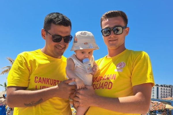 6 AYLIK BEBEĞİN İMDADINA CANKURTARANLAR YETİŞTİ