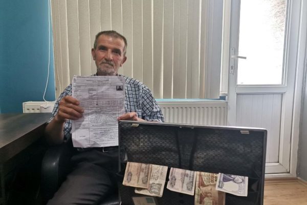 BİRİKTİRDİĞİ PARALAR PUL OLDU