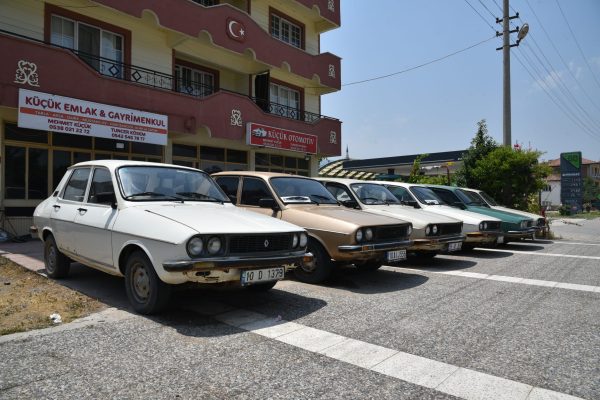 BİR ZAMANLARIN EFSANE OTOMOBİLİYDİ.. O İLÇEDE NEREYE BAKSANIZ ONU GÖRÜYORSUNUZ